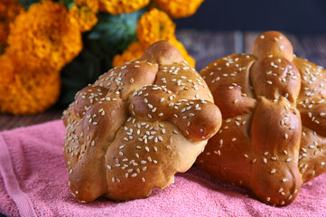 Pan del Muerto, pan del día de muerto en México decorado tradicionalmente con la flor de cempasúchil.