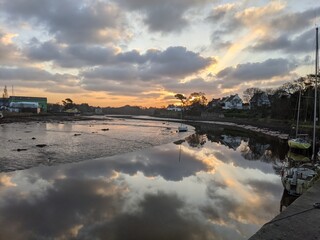 Levé de soleil sur rivière