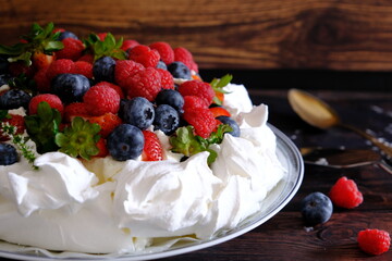 pavlova with cream and berries