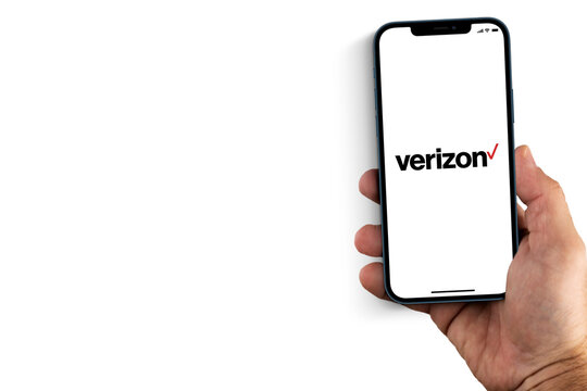 Male hand holding a smartphone with Verizon App on the screen. White background. Mobile communications company. Rio de Janeiro, RJ, Brazil. October 2021.
