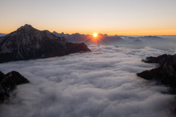 Sonnenuntergang in den Ammergauer Alpen bei Hochnebel