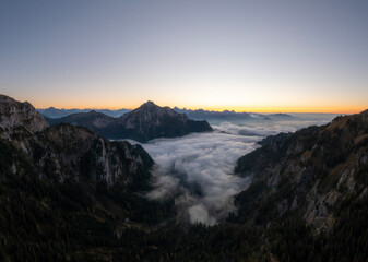 Sonnenuntergang in den Ammergauer Alpen bei Hochnebel