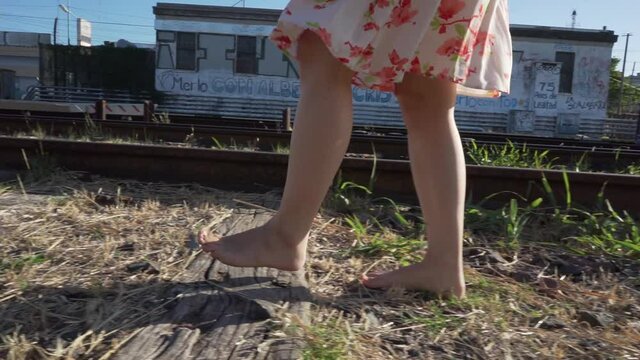 mujer caminando argentina vias del tren descalza