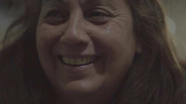 mujer argentina sonriendo