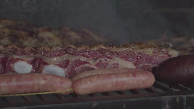 asado argentina a medio cocinar parrilla