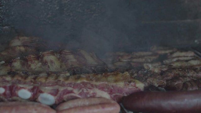 asado argentina a medio cocinar parrilla