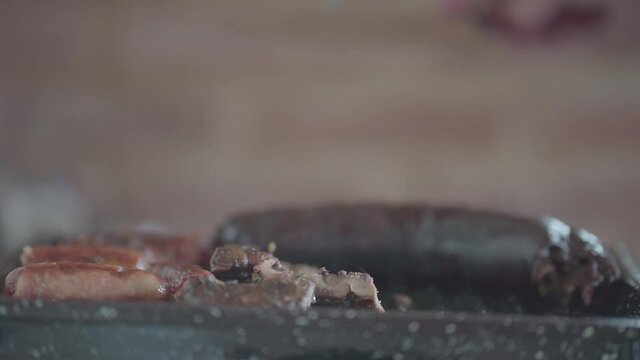 cortando sirviendo asado argentino ri&ntilde;ones parrilla