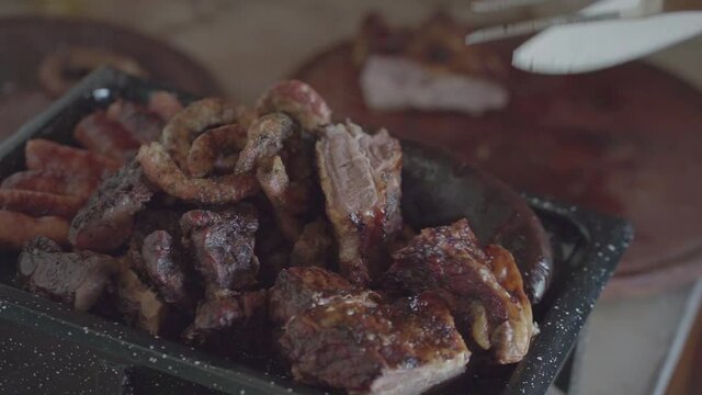cortando sirviendo asado argentino vacio parrilla