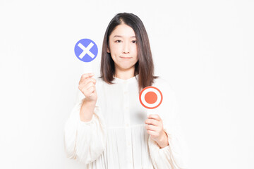 OKとNGのプラカードを持っている女性