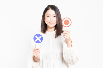 OKとNGのプラカードを持っている女性