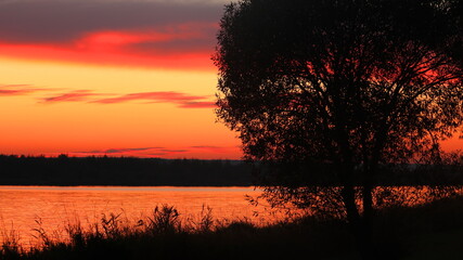 Widok na jezioro tuż po zachodzie słońca. View of the lake just after sunset - obrazy, fototapety, plakaty