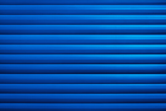 fond abstrait bleu de texture de volets roulant de porte de garage color&eacute;e