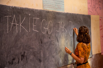 Nauczycielka zapisująca na tablicy słowa "takiego jak"