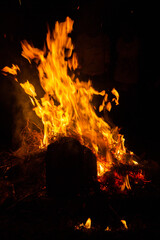 Duże rozpalone ognisko z drewna © Sebastian