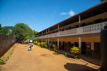 Budynek szkoły w Msabaha z dziećmi na dziecińcu