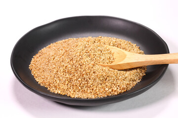 皿に盛ったすり胡麻とスプーン