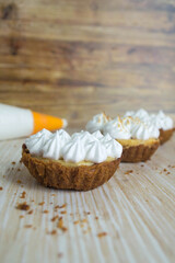 Mini Pie de Limón en fondo de madera