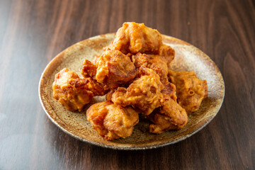 お皿の上の唐揚げ