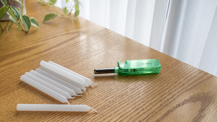 テーブルの上のロウソクとライター。