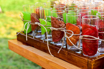 glasses decorated with green and red leaves, decoration of cups with natural leaves,  brazilian crafts, handmade decoration, decorated cups, decorated cup, birthday party