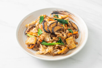 stir-fried noodles with tofu and vegetables