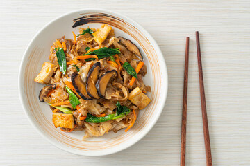 stir-fried noodles with tofu and vegetables