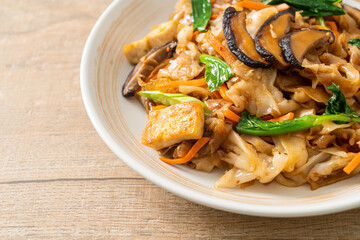 stir-fried noodles with tofu and vegetables