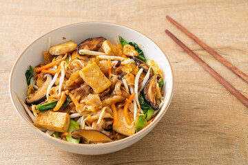 stir-fried noodles with tofu and vegetables
