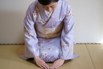 着物でお辞儀をする日本人女性