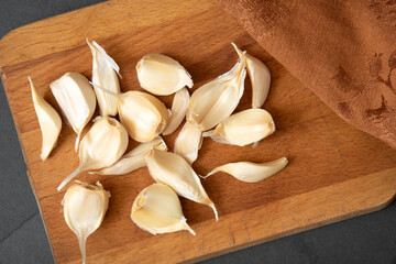 Garlic cloves on a cutting board overhead view