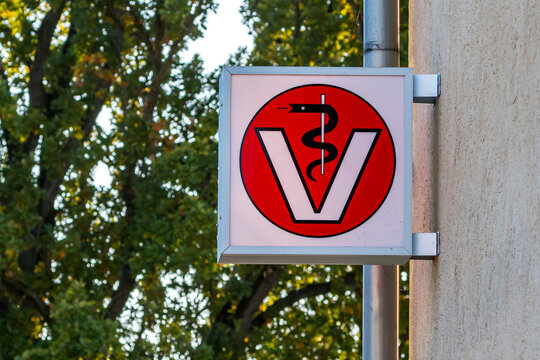 Ein Schild an einer Tierarztpraxis