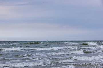 Ostseewellen mit Schaumkronen bei trüber Stimmung