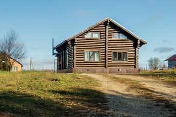 Obraz premium Log village house against the background of clear sky.