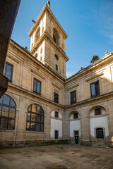 Fototapeta na wymiar palacio de San Lorenzo del Ecorial en Madrid, España
