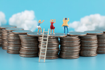 Miniature creativity climbs onto the coin wall to gain freedom