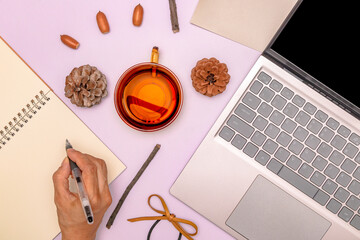 パソコンやノートでアイデアを書き出しているイメージ