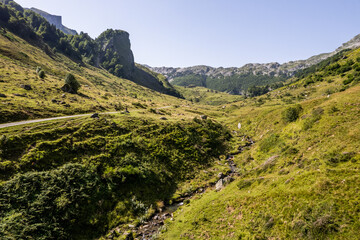 Vue aérienne d'une valée en montagne à proximité de Laruns dans les Pyrénées Atlantiques région Nouvelle-Aquitaine. Paysage par drone en montagne avec la vallée