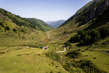 Vue aérienne d'une valée en montagne à proximité de Laruns dans les Pyrénées Atlantiques région Nouvelle-Aquitaine. Paysage par drone en montagne avec la vallée