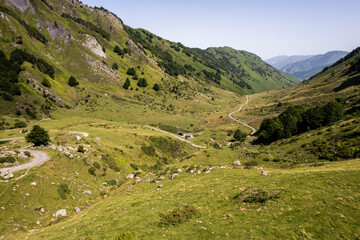 Fototapeta na wymiar Vue aérienne d'une valée en montagne à proximité de Laruns dans les Pyrénées Atlantiques région Nouvelle-Aquitaine. Paysage par drone en montagne avec la vallée
