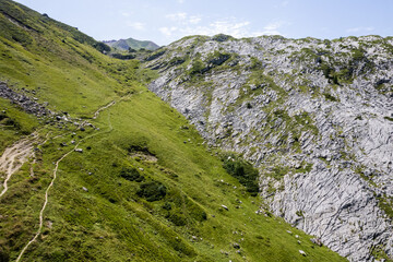 Obraz premium Vue aérienne d'une valée en montagne à proximité de Laruns dans les Pyrénées Atlantiques région Nouvelle-Aquitaine. Paysage par drone en montagne avec la vallée