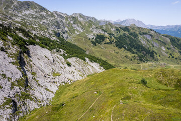 Vue aérienne d'une valée en montagne à proximité de Laruns dans les Pyrénées Atlantiques région Nouvelle-Aquitaine. Paysage par drone en montagne avec la vallée