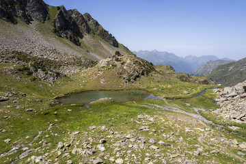 Vue aérienne du lac du Lurien à proximité de Laruns dans les Pyrénées Atlantiques région Nouvelle-Aquitaine. Paysage par drone en montagne avec vue un sur  plan d'eau.