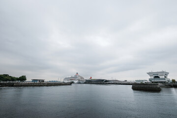 曇り空の神奈川県横浜市みなとみらい