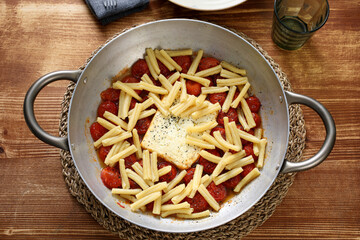 'pasta con pomodori freschi e formaggio feta
