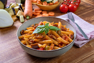 cibo  vegetariano pasta con verdure