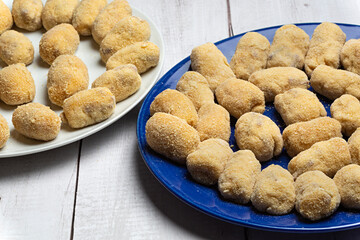 Platos con croquetas listas para freír.