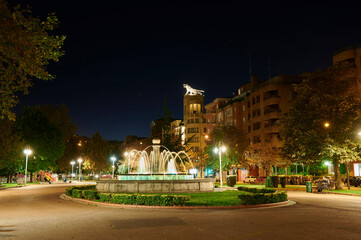 Fototapeta na wymiar Fountain in the park of Botica Vieja with the tiger sculpture at the background at night