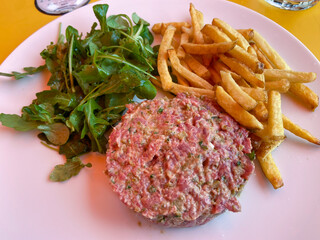 Tartare de boeuf, frites et salade 