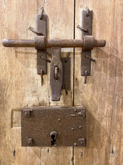 Verrou et serrure métallique d'une porte, tour de la Lanterne à La Rochelle, Charente-Maritime