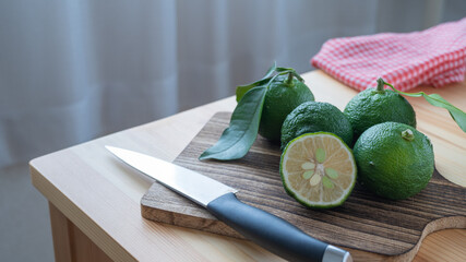 テーブルの上の青柚子。”Green citron